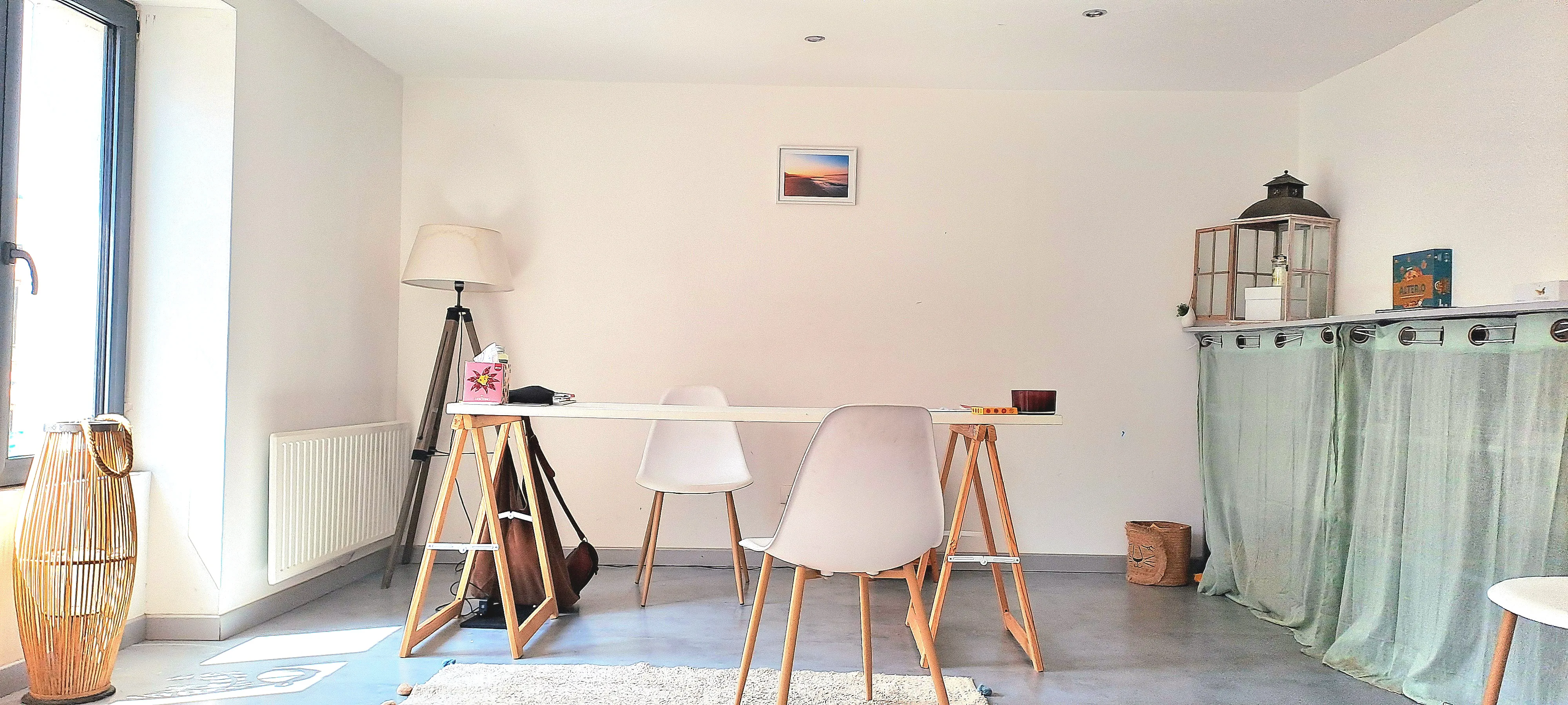 L'espace atelier du cabinet, table et lumière naturelle