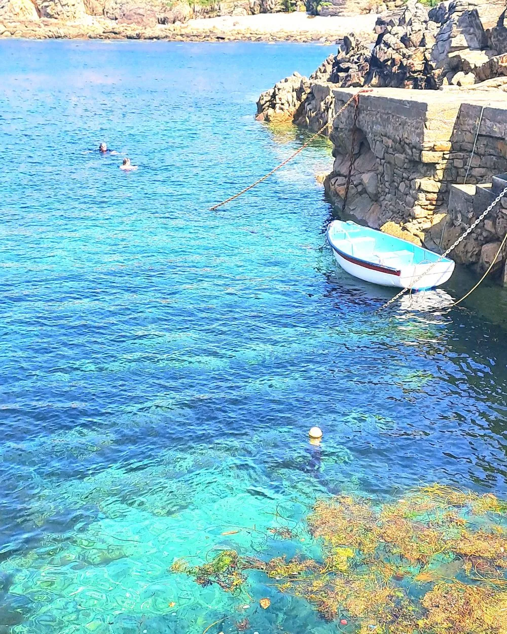 Crique aux eaux turquoise sur la presqu'île de Crozon