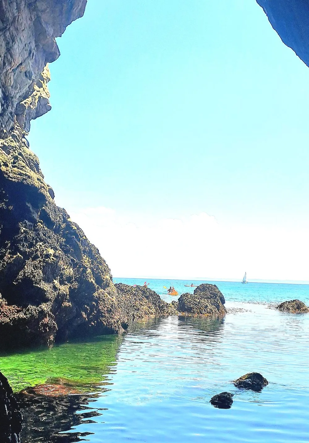 Grotte marine ouverte sur la mer, presqu'île de Crozon