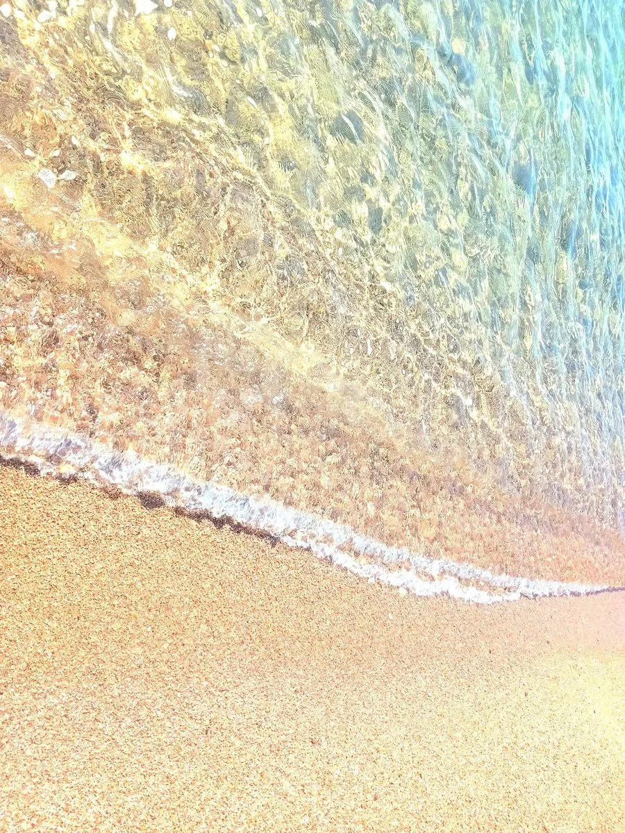 Petite vague sur le sable de la presqu'île de Crozon